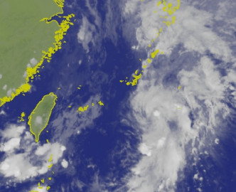 日本气象厅预料，位于冲绳南方的一个热带低气压将会增强成热带风暴。中央气象局卫星云图