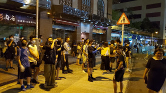 马鞍山警署外有人群聚集。