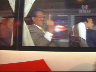 黄宜弘在2003年被拍到在车上举中指，指向围堵立法会的群众。无线截图
