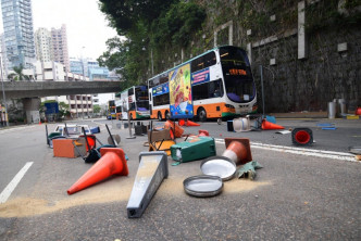 路面遺留雜物。