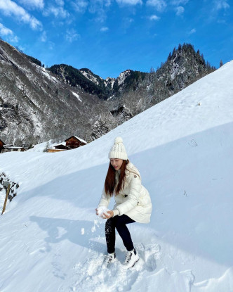 Jessica发布身处瑞士嘅旧相，有蓝天白云加埋雪山景。