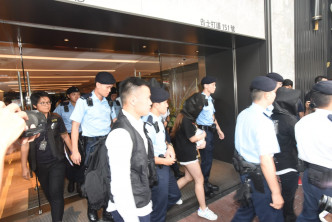 警方拘捕最少26名男女