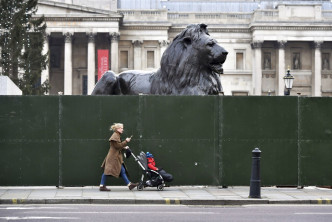 伦敦等部分地区实施最高四级防疫封锁。AP资料图片