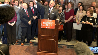 州長麥克馬斯特(中)表示，他會盡快簽署這項議案成為正式法例。AP圖片