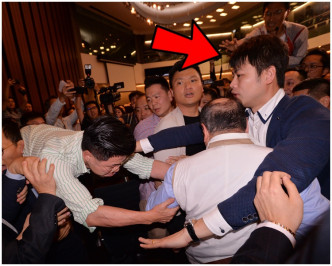 范国威与何俊贤(箭嘴示)冲突的一刻。资料图片
