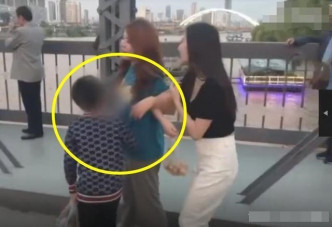 幼童当街乞求抱大腿纠缠买花。网图