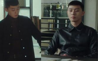 朴叙俊在韩剧《梨泰院Class》的其中一个造型就选穿了dunhill的Leather Shirt。