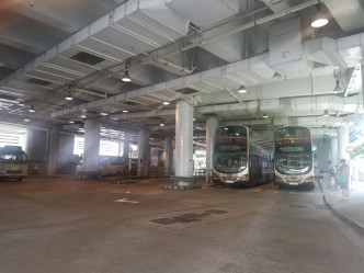 長車清晨到麗港城巴士站取車準備開工時發現事件。