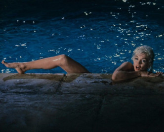 梦露在泳池全裸拍照摇曳生姿。AP