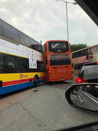  两车横亘在路中心。 图:香港交通突发报料区