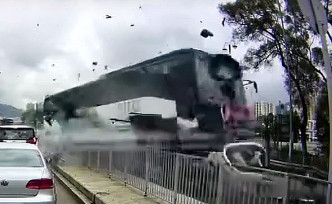 大涌桥路本月4日曾发生涉及校巴的意外。网上图片