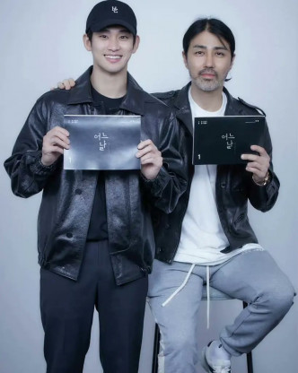 金秀贤（左）最近忙于为下月播出的新剧《某一天》开工。