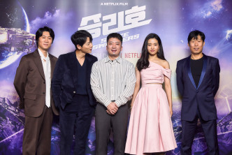 宋仲基拍摄电影《狼少年：不朽的爱》与导演赵成熙（中）结缘，更等待对方的剧本近十年。