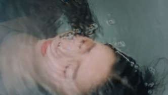 Elkie於MV中有濕身演出。