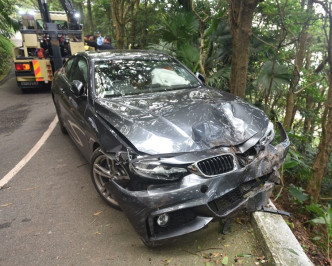 私家車其後由吊車吊起及拖走。