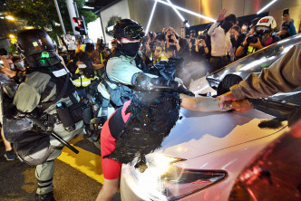 中环示威者与警员爆发激烈肢体冲突。