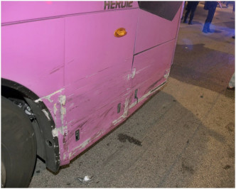 旅遊巴車身損毀。