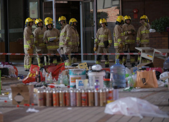 消防在场整理危险品。