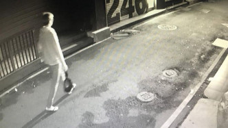 男子疑被監控鏡頭拍下懷疑丟女嬰入街邊垃圾桶。(網圖)