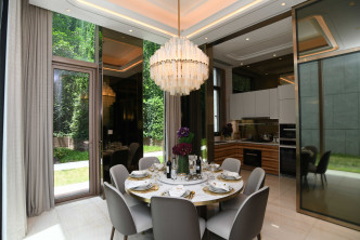 飯廳配以8人圓形雲石餐桌及餐椅，利用不同布置，盡顯高貴品味。