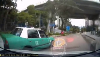 一辆新界的士昨晨在大埔冲红灯。香港警察fb片段截图