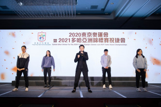 杜凯琹(中)在祝捷会表演助兴。相片由香港乒乓总会提供
