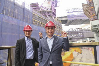 新鸿基地产项目经理丘俊生(左)，新辉建筑副总经理何冠豪(右)。