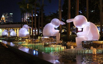香港文化中心露天广场亦会摆置光影艺术装置《月球另一面》。政府图片