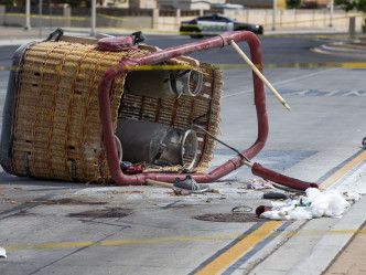 吊篮在阿尔伯克基上空撞上电缆后坠落街道上。AP
