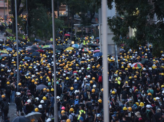 大批示威者在元朗多個街道與警方爆發激烈衝突
