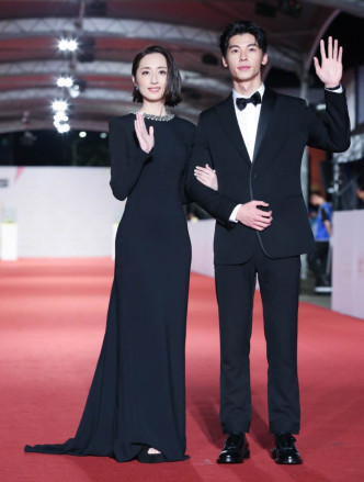 第55届电视金钟奖，《想见你》男女主角许光汉、柯佳嬿携手走红毯。