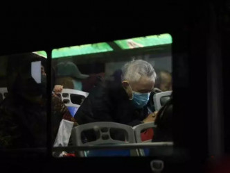 有些老人沒有座位只能站著，還有些老人只能坐在公交車的走廊。(網圖)