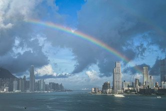 Doris Wan Sze Chung拍攝的「Colorful Bridge over the City」。世界氣象組織FB