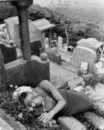女子在墳墓上拍攝。圖片轉載自「kaleidosky.model」