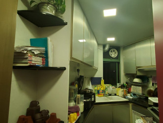厨房采钻石形设计，并设有厨柜，以便放置家电及杂物。