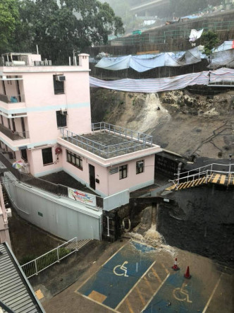 東華三院馮堯敬醫院對開山洪暴發。Lau Pui Shan Christine圖片