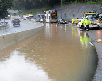 2015年5月26日，45分鐘內黃紅黑雨接連發出，獅子山公路近紅梅谷水浸。資料圖片