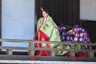 后雅子也穿上傳統服裝，並在相隔17年後，再以大垂髮造型向宮中三殿行禮。  AP圖片