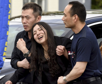 王孟杰的母親在葬禮中一度情緒失控，需要其他親友攙扶。AP