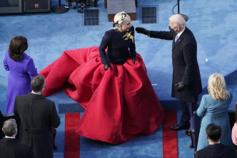 Lady Gaga上半身是海军蓝色长袖外套，下半身拼接红色丝质蓬蓬裙。AP