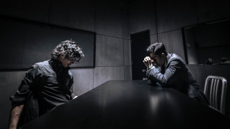 剧组首次公开二人在审讯室对峙的一幕。