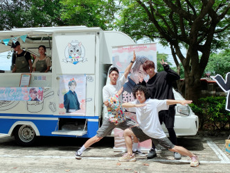 正在台湾拍摄偶像剧《超感应学院》的姜涛，获「姜糖」一口气安排了三部应援车为偶像及剧组打气。