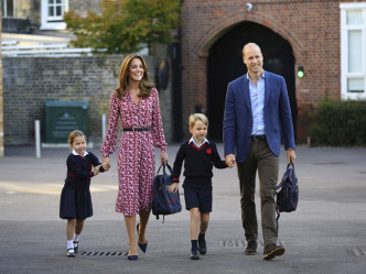 喬治小王子與夏洛特都要因疫情留在家自學。AP資料圖片