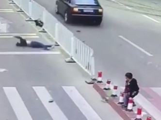 女子被撞至拋起，飛撞護欄，當場死亡。 網上圖片
