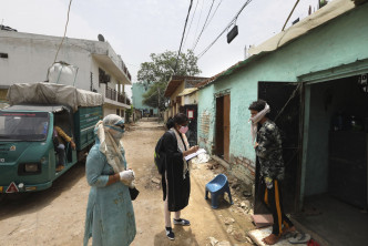 印度官立学校教师与居民进行调查记录新健康状况。 AP