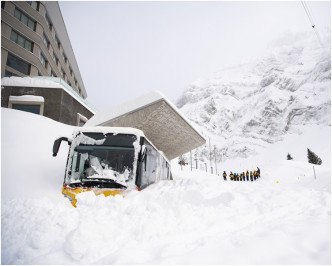 在瑞士發生雪崩大量積雪湧入酒店內。AP
