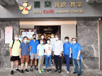 陳茂波到九龍一家社企幫手派發飯盒予當區基層長者。