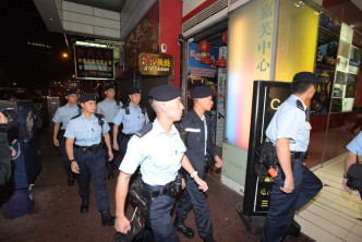 警方搜查嘉芙中心多间酒吧及娱乐场所。