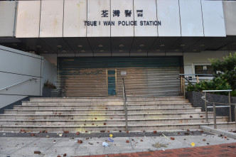 荃灣警署招牌被毀壞，門外被噴黑油。