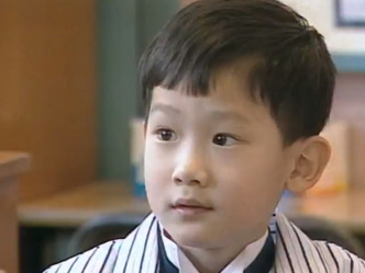 当年还是孩子的刘文渊，被母亲要求做练习考心仪小学。节目截图